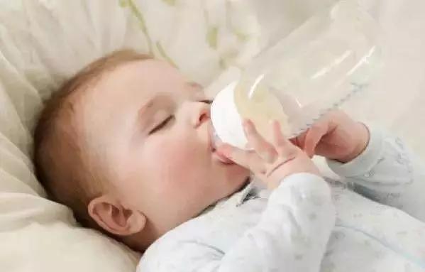 母乳分析仪提醒宝宝奶瓶的选择方法