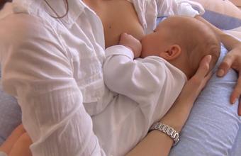 母乳喂养的最佳姿势大全推荐